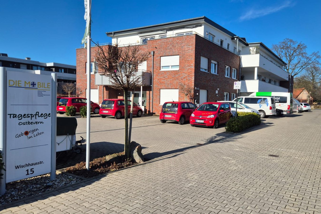 Tagespflege Ostbevern Glasfront eines Eingangs mit seitlichem Schild und klaren, modernen Linien.
